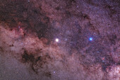 Der unserem Sonnensystem nächstgelegene helle Stern, Alpha Centauri (auch Rigel Kentaurus genannt) auf der linken Seite und der blaue Beta Centauri auf der rechten Seite. Alpha und Beta sind nicht miteinander verwandt - Alpha ist 4,2 Lichtjahre entfernt, während Beta 390 Lichtjahre entfernt ist. Zusammen werden sie "Zeiger" genannt, da sie auf das Kreuz des Südens zeigen, um eine Verwechslung mit dem Falschen Kreuz in der Nähe zu vermeiden. Alpha ist ein naher Doppelstern, einer der schönsten für kleine Teleskope, aber er ist bei diesem Abbildungsmaßstab nicht aufgelöst.