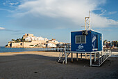 Rettungsstation am Strand von Peñiscola, Castellon, Valencianische Gemeinschaft, Spanien