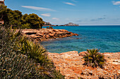 Blick auf die Burg Papa Luna in Peñiscola vom Strand aus, Castellon, Valencianische Gemeinschaft, Spanien