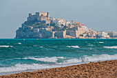 Blick auf die Burg Papa Luna in Peñiscola vom Strand aus, Castellon, Valencianische Gemeinschaft, Spanien