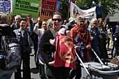 Umweltaktivisten versammeln sich während eines Protestmarsches im Finanzviertel Zuidas am 31. Mai 2024 in Amsterdam, Niederlande. Tausende von Umweltaktivisten und Unterstützern demonstrieren gegen die Lobby der großen Unternehmen, deren Einfluss auf die Politik, die Klima- und Umweltkrise und deren Folgen und fordern eine Bürgerversammlung für eine gerechte Klimapolitik.