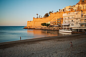 Blick auf die Burg Papa Luna in Peñiscola vom Strand aus, Castellon, Valencianische Gemeinschaft, Spanien