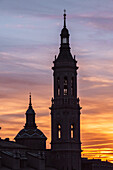 Kathedrale-Basilika Unserer Lieben Frau von der Säule bei Sonnenuntergang, Zaragoza, Spanien