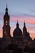 Kathedrale-Basilika Unserer Lieben Frau von der Säule bei Sonnenuntergang, Zaragoza, Spanien