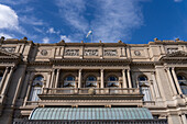 Die Fassade des Opernhauses Teatro Colon in Buenos Aires, Argentinien, mit Blick auf die Straße Libertad.