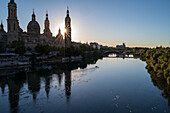 Kathedrale-Basilika Unserer Lieben Frau von der Säule und das Ebro-Ufer bei Sonnenuntergang, Zaragoza, Spanien