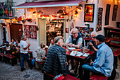 Menschen genießen das gastronomische Angebot in der Altstadt von Peñiscola, Castellon, Valencianische Gemeinschaft, Spanien