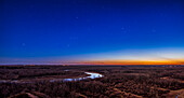 Dies ist ein Panorama des Orion und der Wintersterne, die am 19. April 2024 in der Abenddämmerung des Frühlingshimmels untergehen, ihrem letzten abendlichen Auftritt für dieses Jahr.