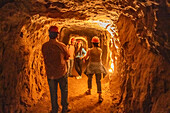 Reisegruppe erkundet die Goldmine von Ojuela.