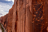 Luftaufnahme der Wingate Cliffs am Highway 279 entlang des Colorado River bei Moab, Utah. Beachten Sie die geparkten Fahrzeuge der Felskletterer entlang der Wall Street.