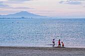 Strand von Peñiscola bei Sonnenuntergang, Castellon, Valencianische Gemeinschaft, Spanien