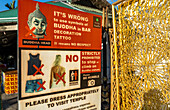 Touristenschild mit der Bitte um angemessenes Verhalten vor einem buddhistischen Tempel in Chiang Mai, Thailand, Südostasien, Asien