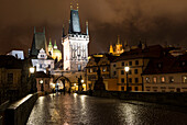 Gotische Malostranska-Karlsbrückentürme, St.-Nikolaus-Kirche und St.-Veits-Dom von der regennassen Karlsbrücke aus, Kleinseite (Mala Strana), UNESCO-Weltkulturerbe, Prag, Tschechische Republik, Europa