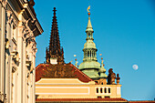 Dachdekoration der Prager Burg, Türme des Veitsdoms und Mond, Hradschinplatz, Hradschin, UNESCO-Weltkulturerbe, Prag, Tschechien, Europa