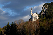 Schloss Neuschwanstein, ein historistisches Schloss aus dem 19. Jahrhundert auf einem zerklüfteten Hügel im Alpenvorland, Schwaben, Südbayern, Deutschland, Europa