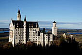 Schloss Neuschwanstein, ein historistisches Schloss aus dem 19. Jahrhundert auf einem zerklüfteten Hügel im Alpenvorland, Schwaben, Südbayern, Deutschland, Europa