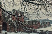 Schneeregen und Schneeschauer von Furness Abbey, Barrow In Furness, Furness Halbinsel, Cumbria, England, Vereinigtes Königreich, Europa