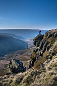 Wanderer mit Blick über das Tal des Crowden Great Brook von Laddow Rocks, Peak District National Park, Derbyshire, England, Vereinigtes Königreich, Europa