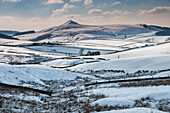 Verfallene Scheune in Long Clough mit dem Gipfel von Shutlingsloe im Hintergrund im Winter, Peak District National Park, Cheshire, England, Vereinigtes Königreich, Europa