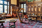 Innendekoration mit einer Harfe in der Mitte des Musikzimmers, Schloss Peles, Sinaia, Rumänien, Europa