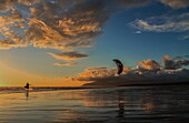 Kitesurfer von Walney Island an der Küste von Cumbria mit Black Combe in der Ferne, Cumbria, England, Vereinigtes Königreich, Europa