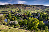 Das Dorf Burnsall und der Fluss Wharfe, Wharfdale, Yorkshire Dales National Park, Yorkshire, England, Vereinigtes Königreich, Europa