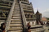 Wat Arun Ratchawararam Ratchawaramahawihan (Wat Arun) (Tempel der Morgenröte), ein buddhistischer Tempel im Stadtteil Bangkok Yai in Bangkok, Thailand, Südostasien, Asien