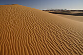 Malerische orangefarbene Dünen von Ubari, Sahara-Wüste, Libyen, Nordafrika, Afrika