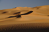 Malerische orangefarbene Dünen von Ubari, Sahara-Wüste, Libyen, Nordafrika, Afrika