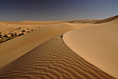 Malerische orangefarbene Dünen von Ubari, Sahara-Wüste, Libyen, Nordafrika, Afrika