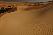 Malerische orangefarbene Dünen von Ubari, Sahara-Wüste, Libyen, Nordafrika, Afrika