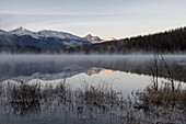 Mount Fitzwilliam am Pyramid Lake im Herbst mit Schnee und Morgennebel, Jasper National Park, UNESCO Welterbe, Alberta, Kanadische Rockies, Kanada, Nordamerika