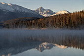 Mount Fitzwilliam am Pyramid Lake im Herbst mit Schnee und Morgennebel, Jasper National Park, UNESCO Welterbe, Alberta, Kanadische Rockies, Kanada, Nordamerika