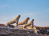 Die Terrasse der Löwen bei Sonnenuntergang, Archäologische Stätte von Delos, UNESCO-Welterbe, Insel Delos, Kykladen, Griechische Inseln, Griechenland, Europa