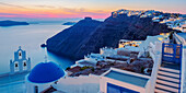 Drei Glocken von Fira, ikonische blaue Kuppelkirche in der Abenddämmerung, Fira, Insel Santorin (Thira), Kykladen, Griechische Inseln, Griechenland, Europa