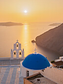 Drei Glocken von Fira, ikonische blaue Kuppelkirche bei Sonnenuntergang, Fira, Insel Santorin (Thira), Kykladen, Griechische Inseln, Griechenland, Europa