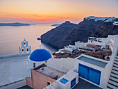 Drei Glocken von Fira, ikonische blaue Kuppelkirche bei Sonnenuntergang, Fira, Insel Santorin (Thira), Kykladen, Griechische Inseln, Griechenland, Europa