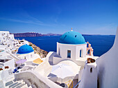 Ikonische blaue Kuppelkirchen der Auferstehung des Herrn und des Heiligen Spyridon, Dorf Oia, Insel Santorin (Thira), Kykladen, Griechische Inseln, Griechenland, Europa