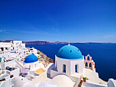 Ikonische blaue Kuppelkirchen der Auferstehung des Herrn und des Heiligen Spyridon, Dorf Oia, Insel Santorin (Thira), Kykladen, Griechische Inseln, Griechenland, Europa