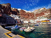 Fischereihafen in der Ammoudi-Bucht und im Dorf Oia, Insel Santorin (Thira), Kykladen, Griechische Inseln, Griechenland, Europa