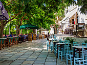 Straße des Dorfes Apeiranthos und Cafétische, Insel Naxos, Kykladen, Griechische Inseln, Griechenland, Europa