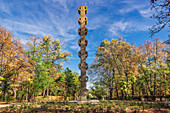 Coloana-Denkmal (Coloana Comemorativa), umgeben von Grünflächen in einem Park neben dem Platz der Freien Presse unter blauem Himmel, Bukarest, Rumänien, Europa