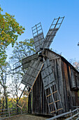 Historische Windmühle, ausgestellt als Teil des traditionellen rumänischen Dorflebens im Dimitrie Gusti National Village Museum, Bukarest, Rumänien, Europa