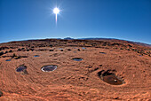 Eine Reihe von isolierten spiegelnden Wasserbecken in den Badlands von Horseshoe Bend in der Nähe von Page, Arizona, Vereinigte Staaten von Amerika, Nordamerika