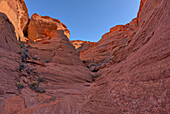 Eine Verengung des Sporn-Canyons nördlich des Hauptüberblicks von Horseshoe Bend, Arizona, Vereinigte Staaten von Amerika, Nordamerika