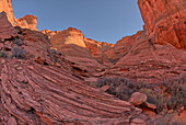 Blick von unten auf die Klippen des Sporn-Canyons nördlich des Hauptüberblicks von Horseshoe Bend, Arizona, Vereinigte Staaten von Amerika, Nordamerika