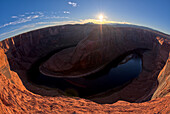 Horseshoe Bend in der Glen Canyon Recreation Area bei Sonnenuntergang, nahe Page, Arizona, Vereinigte Staaten von Amerika, Nordamerika