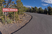 Das Schild, das den Zugangsweg zum Powell Memorial vom Parkplatz an der Hermit Road markiert, Grand Canyon, Arizona, Vereinigte Staaten von Amerika, Nordamerika