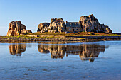 Das Haus zwischen den Felsen, Le Gouffre, Plougrescant, Cotes-d'Armor, Bretagne, Frankreich, Europa