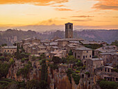 Das schöne Dorf Civita di Bagnoregio während eines Sonnenuntergangs im Herbst, Civita di Bagnoregio, Viterbo, Latium, Italien, Europa